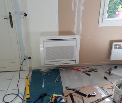 Climatiseur en cours d'installation, matériels sur sol