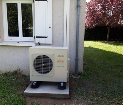 Climatiseur extérieur installé sur dalle en béton pendant les travaux