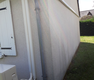 Climatiseur extérieur installé avec conduits sur un mur